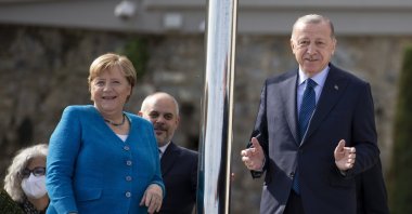 President Recep Tayyip Erdoğan and former German Chancellor Angela Merkel (L) pose for photographers before their meeting at the Huber mansion in Istanbul, Turkey, 16 October 2021. (EPA Photo)