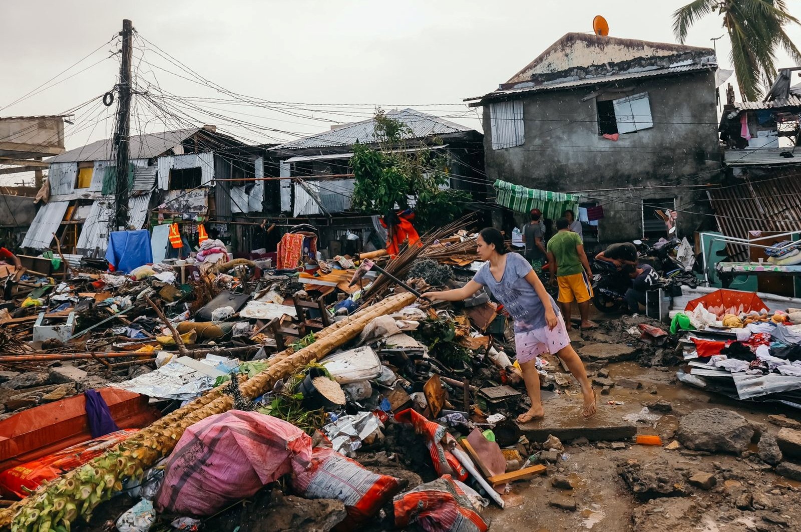 Warga Filipina di daerah yang dilanda topan meminta bantuan di tengah ancaman penjarahan