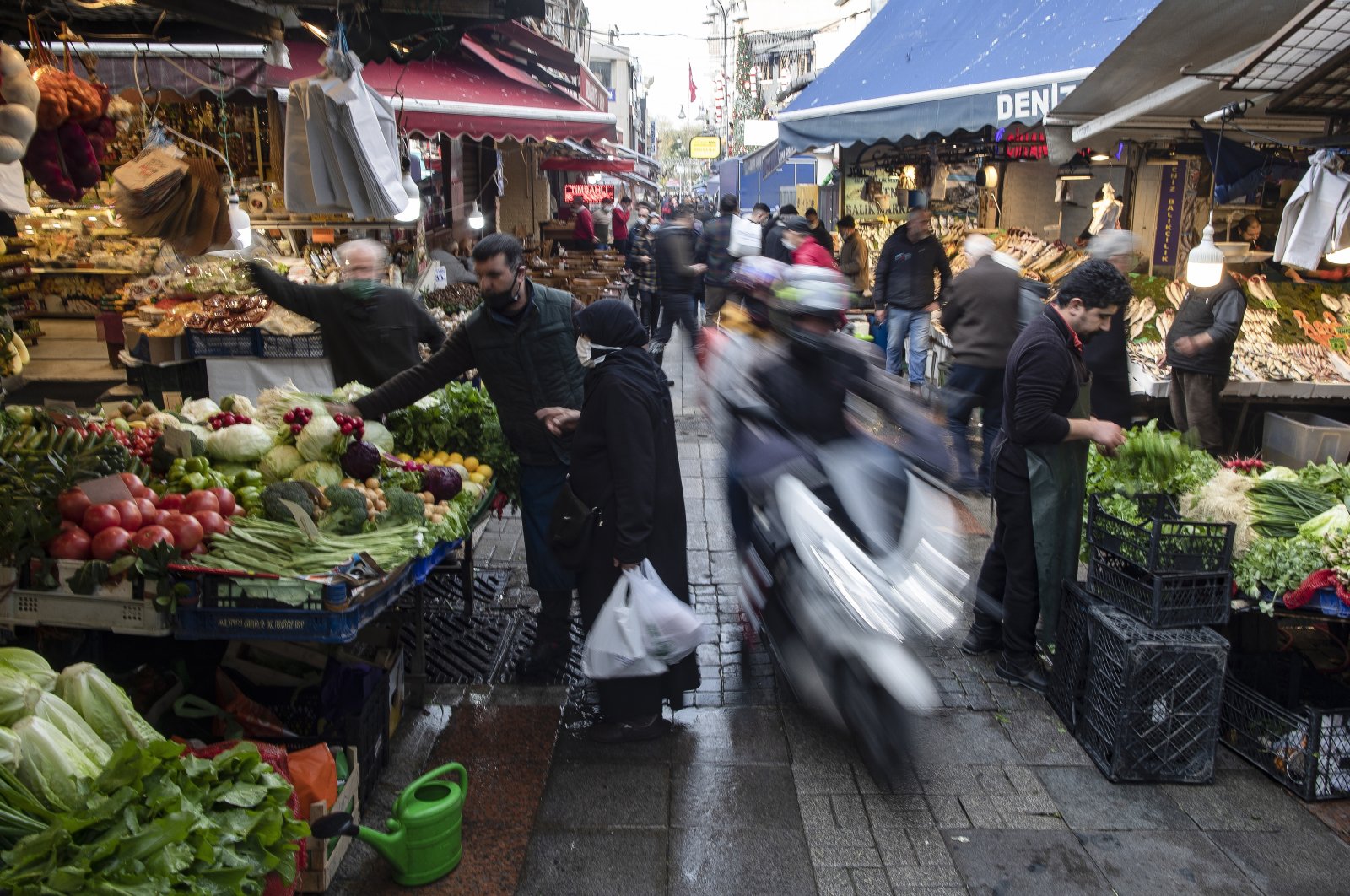 People shop at a local bazaar in Istanbul, Turkey, Nov. 26, 2021. (EPA Photo)
