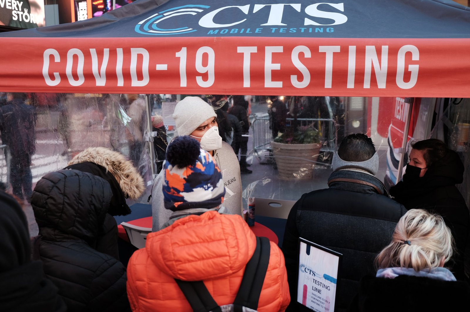 People wait in long lines in Times Square to get tested for COVID-19 in New York City, U.S., Dec. 20, 2021. (AFP Photo)