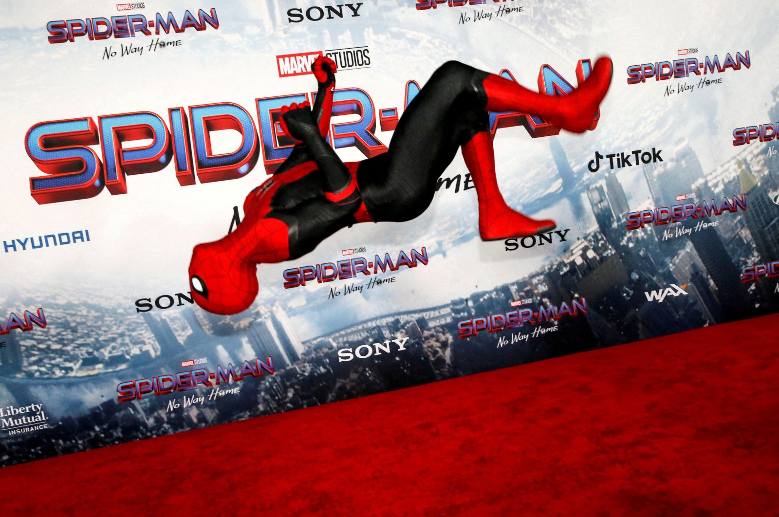 A person dressed in Spider-Man costume performs at the premiere for the film &quot;Spider-Man: No Way Home,&quot; in Los Angeles, California, U.S., Dec. 13, 2021. (Reuters Photo)