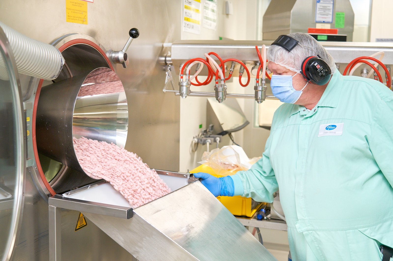 A Pfizer Inc. employee shows Paxlovid, a COVID-19 pill, being manufactured in Freiburg, Germany, Dec. 15, 2021. (EPA - Pfizer Handout)