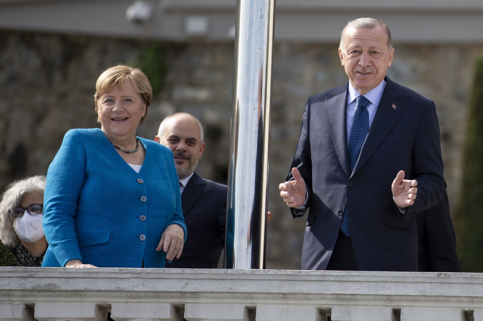 President Recep Tayyip Erdoğan and former German Chancellor Angela Merkel (L) pose for photographers before their meeting at the Huber mansion in Istanbul, Turkey, 16 October 2021. (EPA Photo)