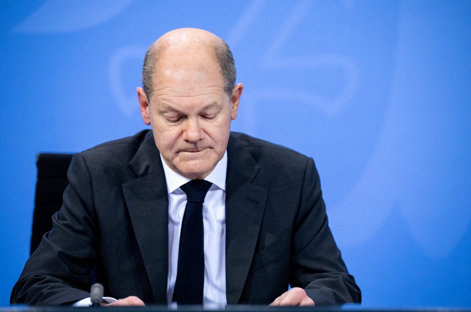 German Chancellor Olaf Scholz looks down as he addresses a press conference following consultations with the premiers of the German federal states on measures to curb the coronavirus pandemic at the Chancellery in Berlin, Germany, Dec. 21, 2021. (Photo via AFP)