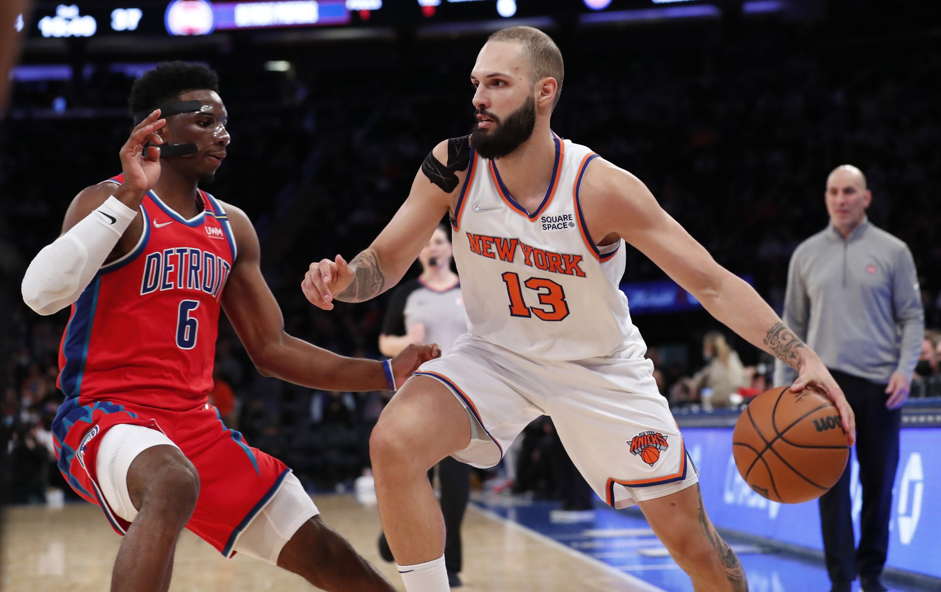 New York Knicks guard Evan Fournier (R) drives to the basket against Detroit Pistons guard Hamidou Diallo (L) during an NBA game in New York, U.S., Dec. 21, 2021. (AP Photo)