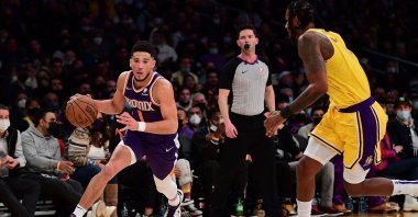 Phoenix Suns guard Devin Booker (L) goes past Los Angeles Lakers forward Trevor Ariza (R) during an NBA game at Staples Center, Los Angeles, California, U.S., Dec. 21, 2021. (Reuters Photo)