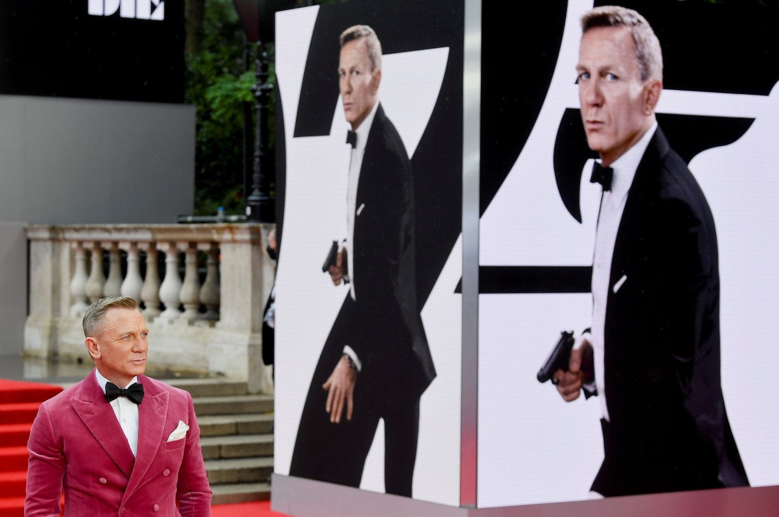 Cast member Daniel Craig poses during the world premiere of the new James Bond film &quot;No Time To Die&quot; at the Royal Albert Hall in London, Britain, Sept. 28, 2021. (REUTERS)