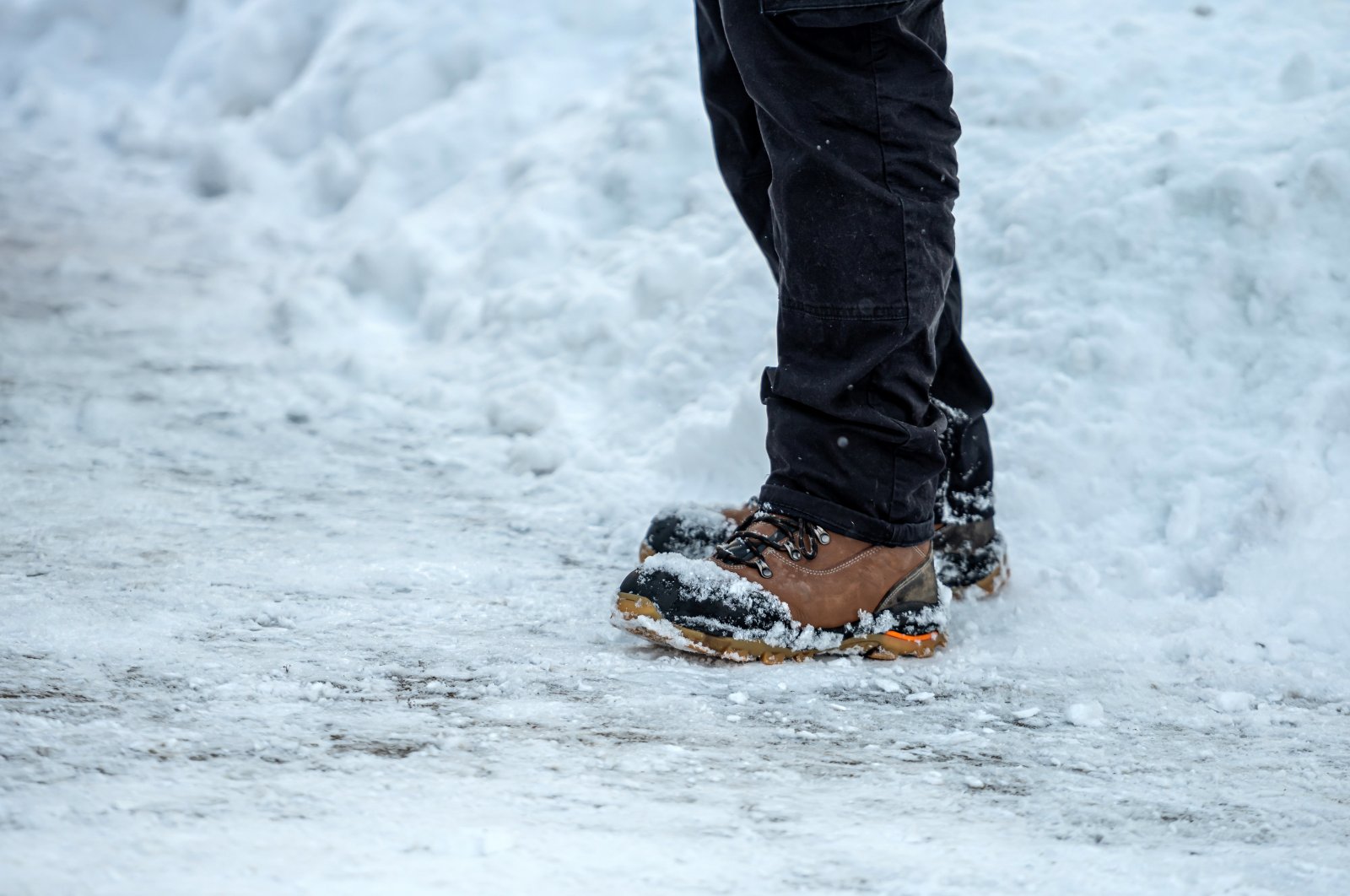In autumn or winter, it&#039;s best to avoid wearing the same shoes every day. (Shutterstock Photo) 