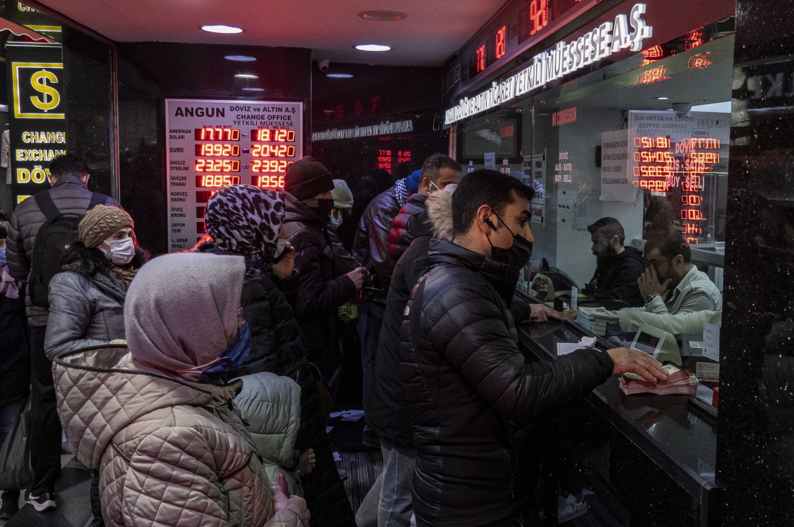  People exchange money at an exchange office in Istanbul, Turkey,  Dec. 20, 2021. (EPA File Photo)