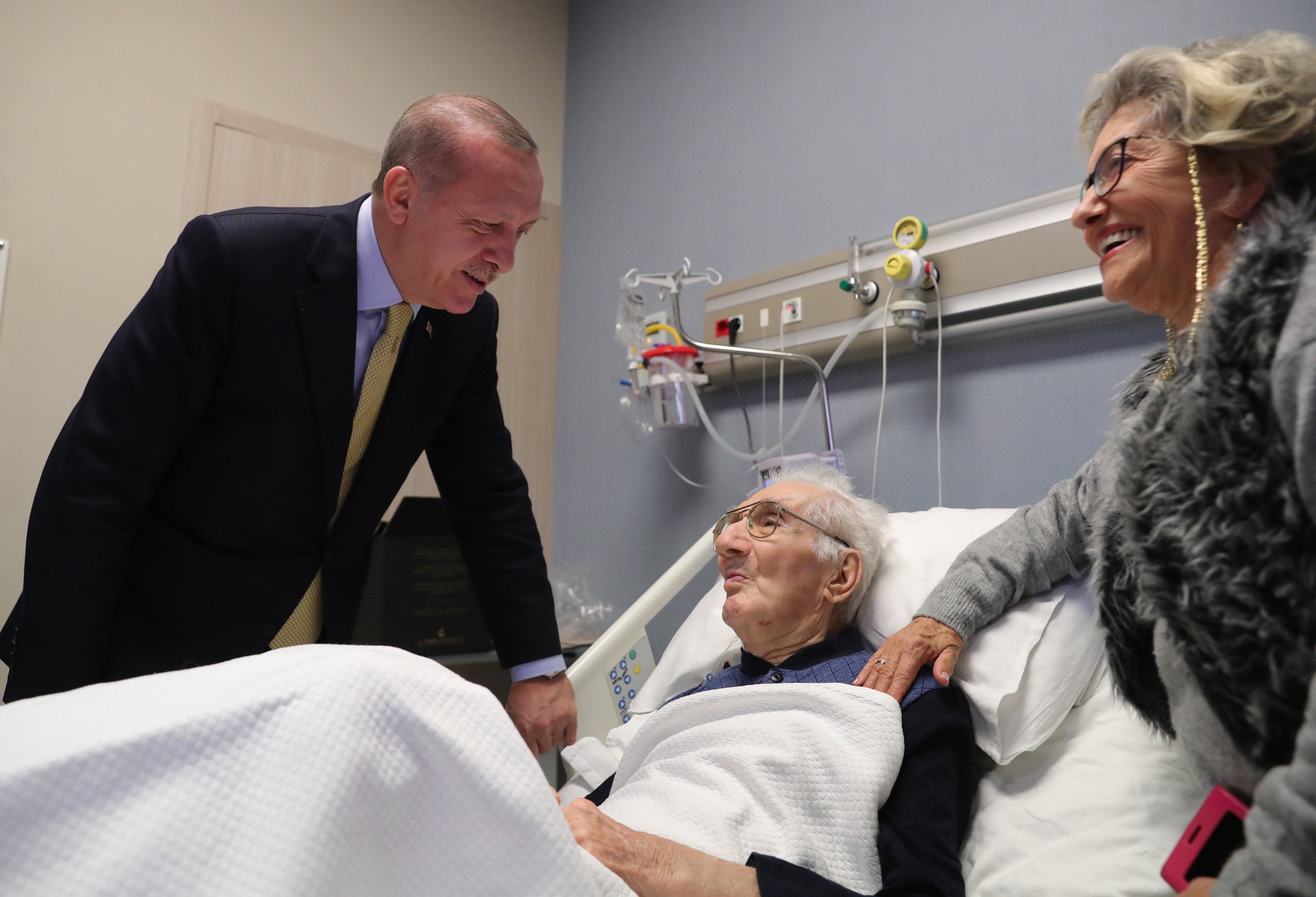 Presiden Recep Tayyip Erdoğan terlihat mengunjungi komposer dan pemain musik klasik Turki veteran Alaeddin Yavaşca di rumah sakit, Istanbul, Turki, 9 Desember 2019. (AA Photo)