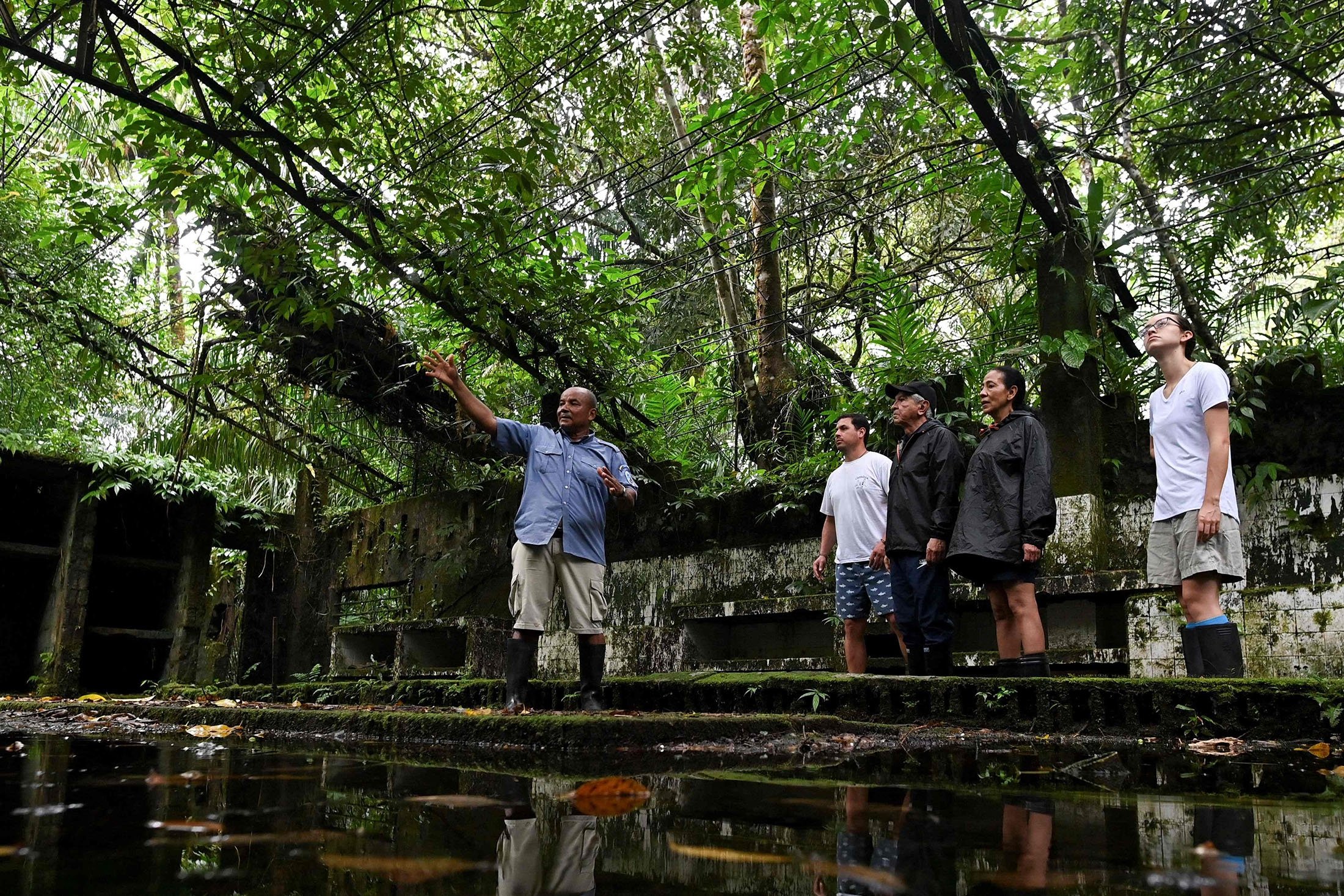 Corazon de Jesus Aguino (L), a forest ranger, speaks with tourists at what was the prison at Gorgona Island, in the Pacific Ocean, off southwestern Colombia, Dec. 2, 2021. (AFP Photo)