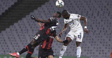 Karagümrük's Derrick Luckassen (L) vies for the ball with Fenerbahçe's Enner Valencia (R) in a Süper Lig match, Istanbul, Turkey, Dec. 22, 2021. (AA Photo)