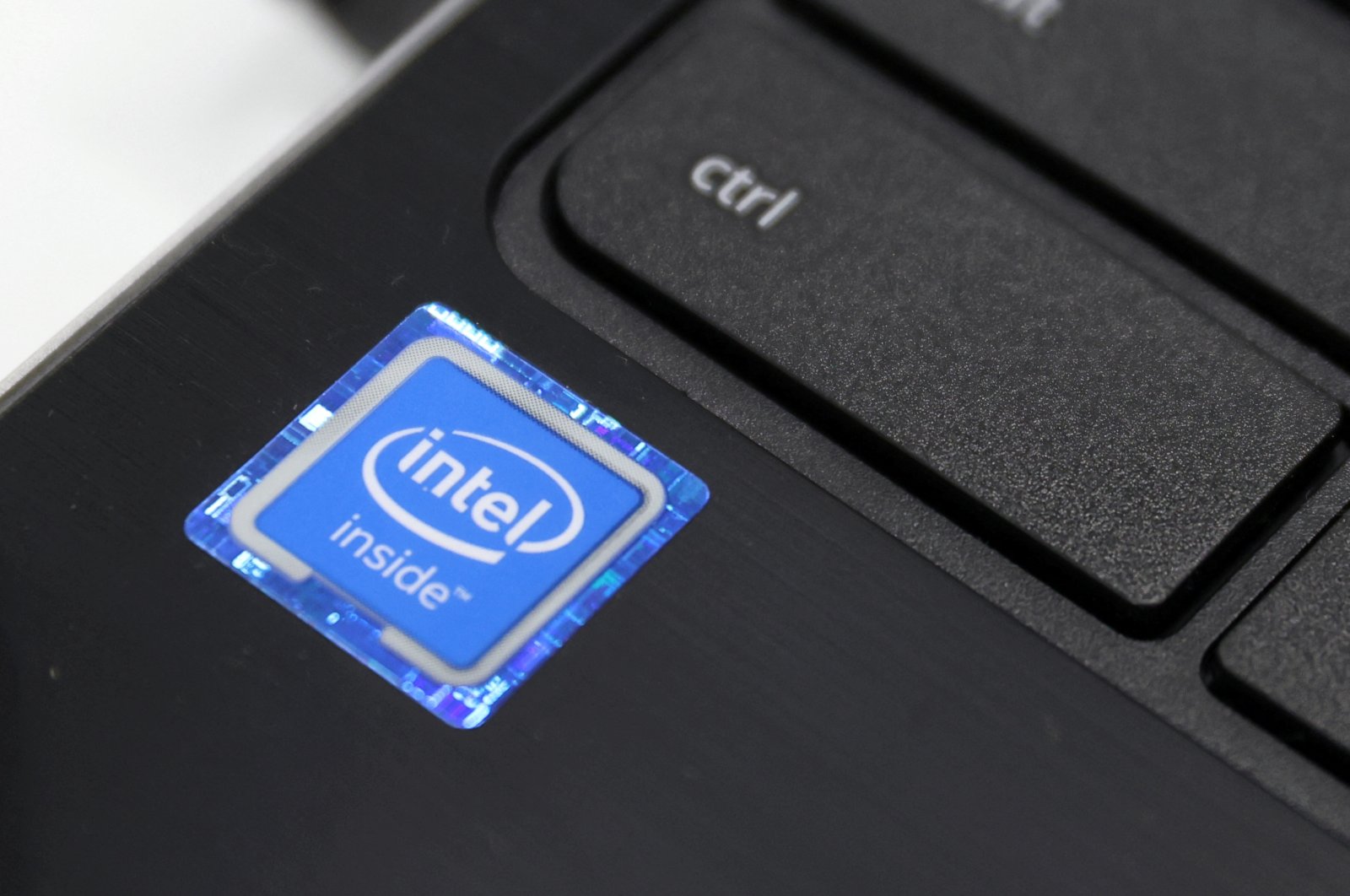 The Intel logo is seen on a sticker on a laptop for sale in Queens, New York, U.S., Nov. 16, 2021. (Reuters Photo)
