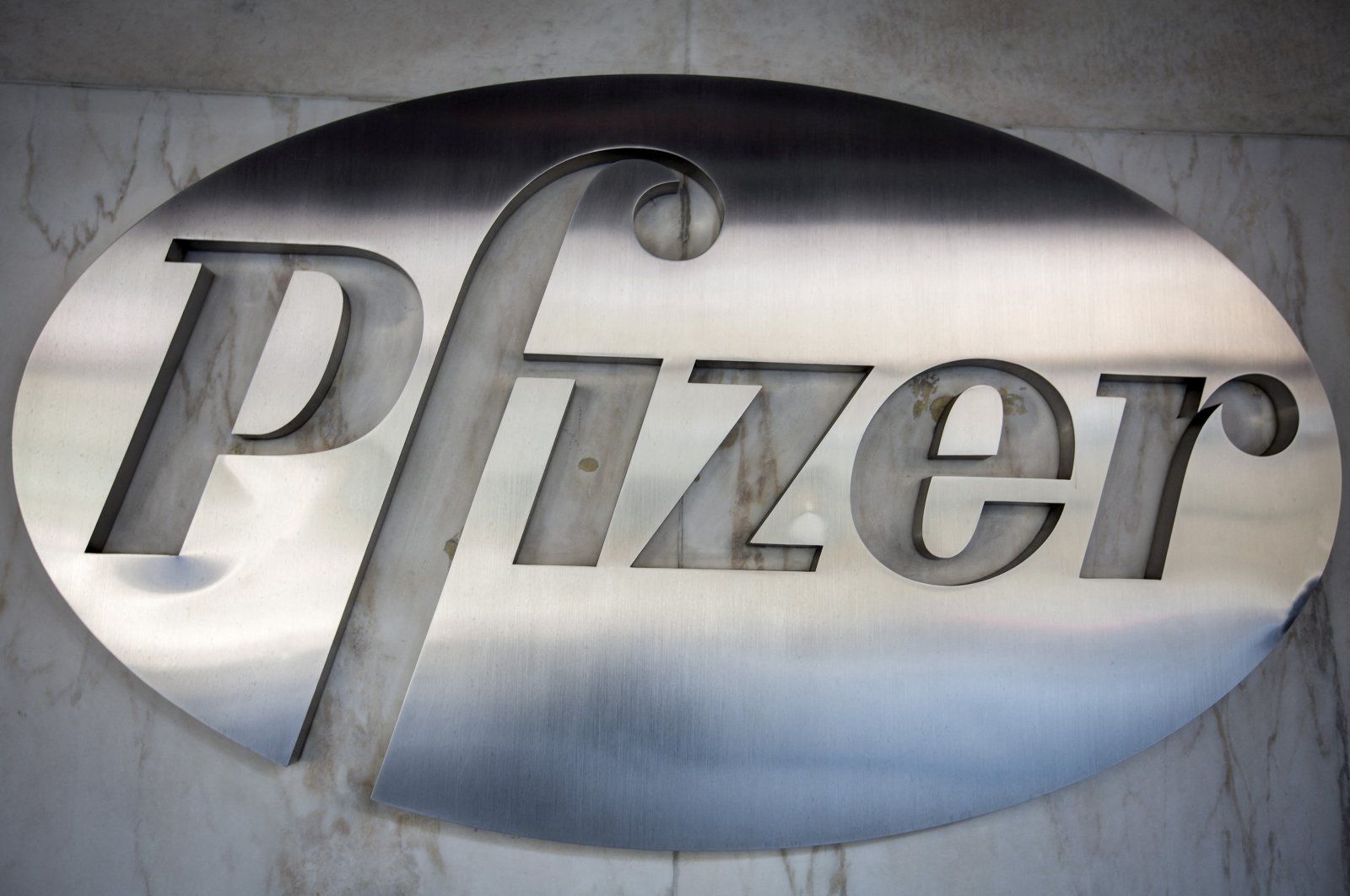 The Pfizer logo at their building in the Manhattan borough of New York, U.S., Oct. 29, 2015. (Reuters Photo)