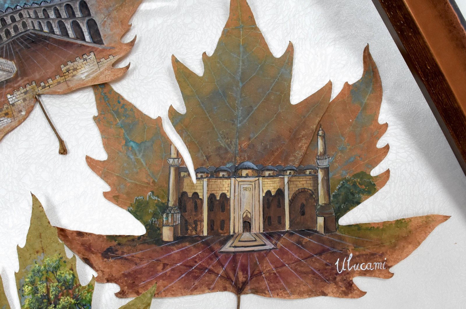 A plane leaf depicts the Grand Mosque of Bursa, northwestern Turkey, Dec. 23, 2021. (AA Photo)