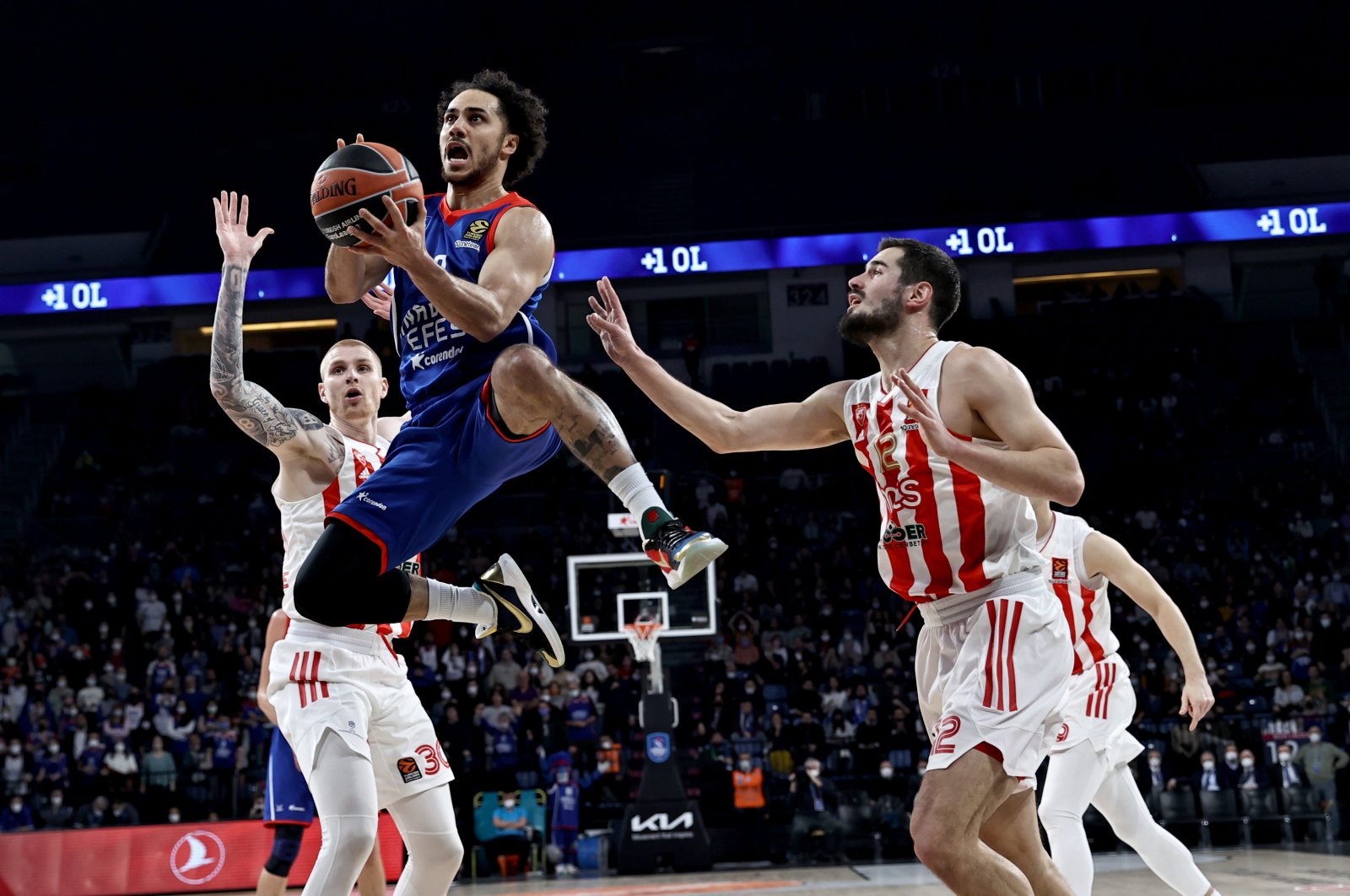 Efes berguling Crvena Zvezda untuk memperpanjang rekor kemenangan EuroLeague