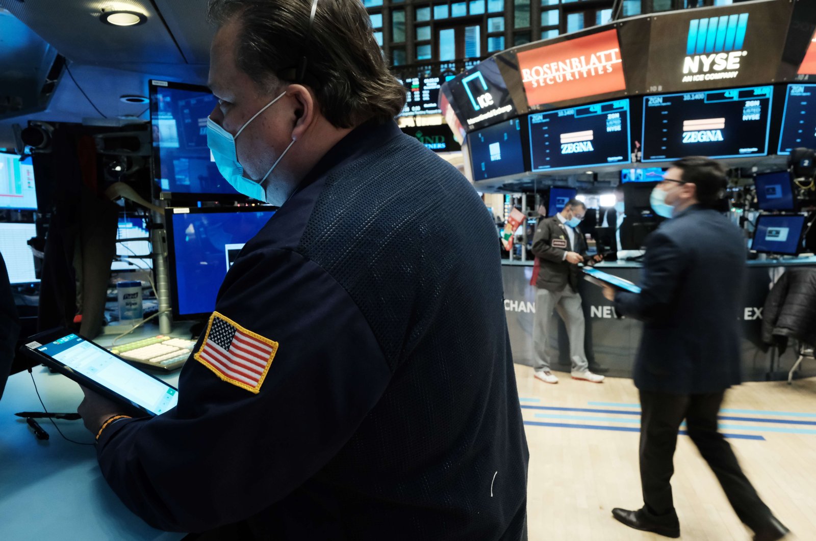 A trader works on the floor of the New York Stock Exchange (NYSE), New York, U.S., Dec. 20, 2021. (AFP Photo)