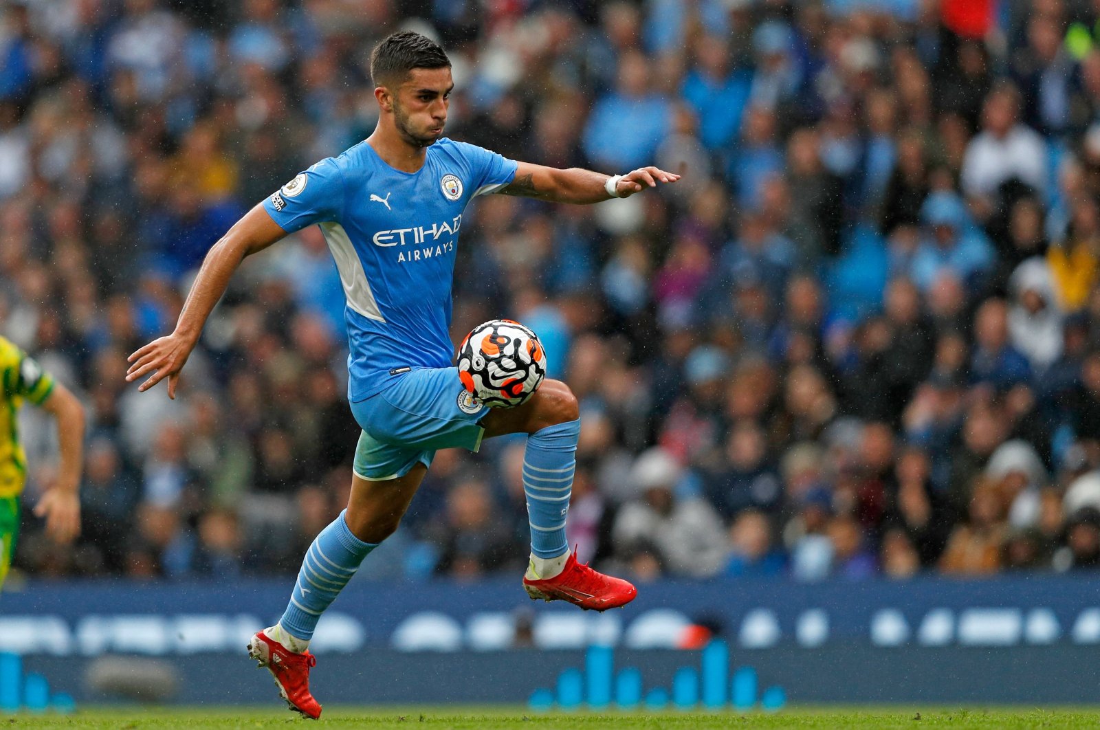 Manchester City&#039;s Ferran Torres controls the ball during a Premier League match against Norwich City at the Etihad Stadium, Manchester, England, Aug. 21, 2021. (AFP Photo)