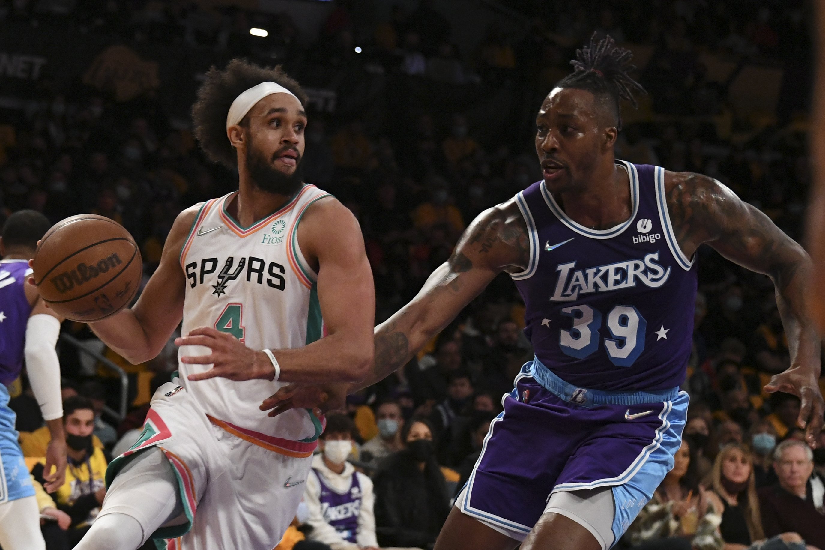 San Antonio Spurs guard Derrick White (L) drives past LA Lakers forward Dwight Howard (39) during an NBA game, the first quarter at Los Angeles, California, U.S., Dec 23, 2021. (Reuters Photo)