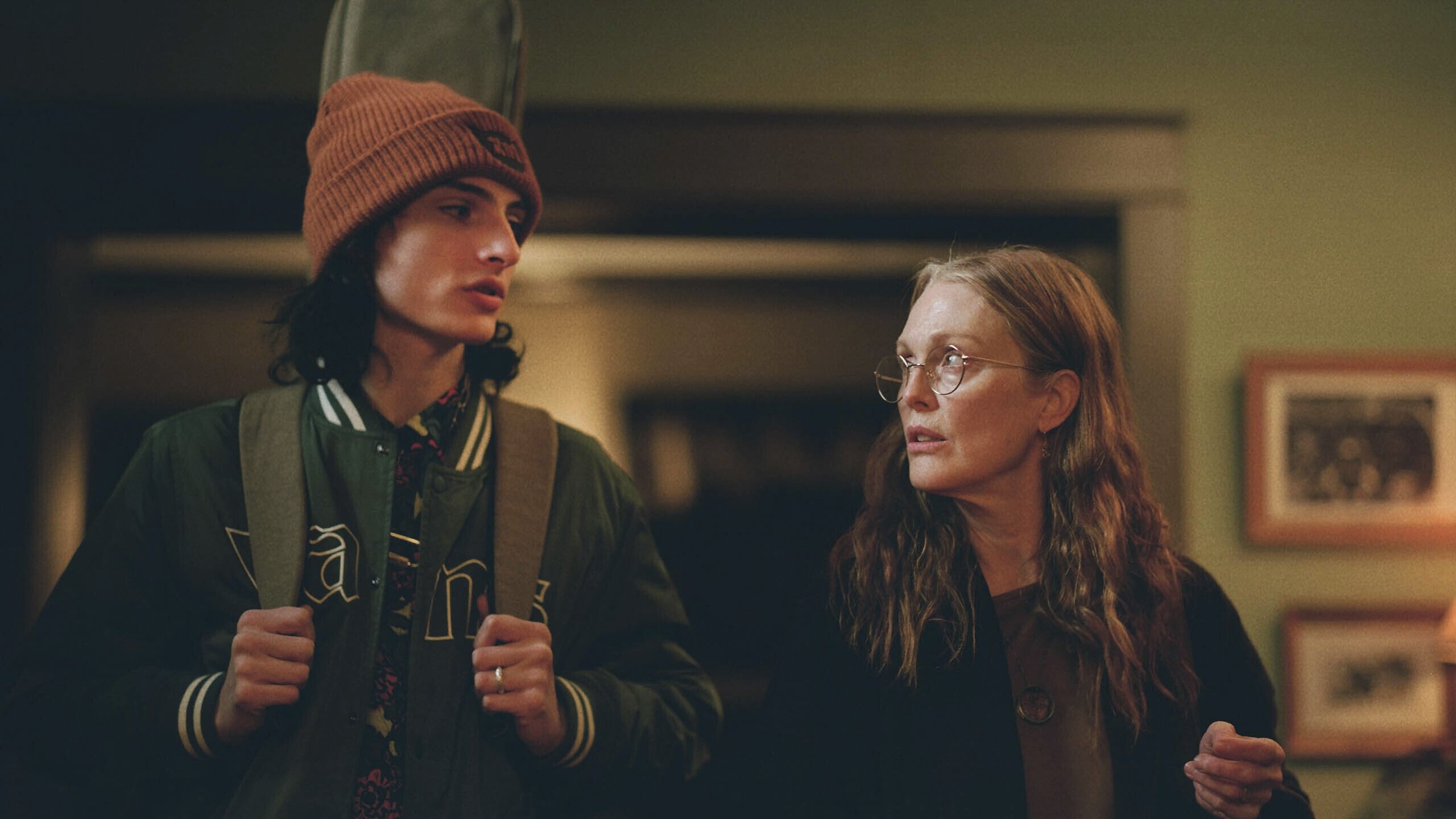 Finn Wolfhard dan Julianne Moore dalam sebuah adegan dari 