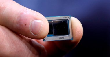 An Intel Tiger Lake chip is displayed during an Intel news conference at the 2020 CES in Las Vegas, Nevada, U.S., Jan. 6, 2020. (Reuters Photo)
