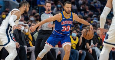 Golden State Warriors guard Stephen Curry (R) dribbles past Memphis Grizzlies forward Dillon Brooks (L), San Francisco, California, U.S., Dec 23, 2021. (Reuters Photo)
