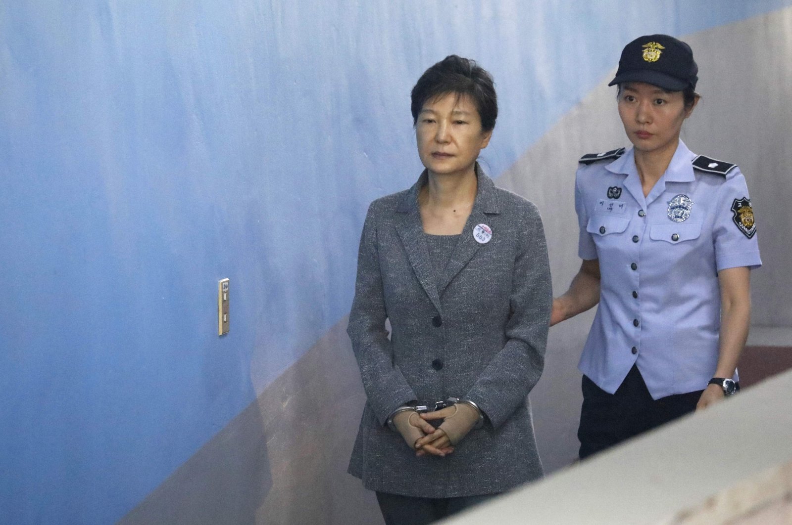 Former President Park Geun-hye (L) arrives at a court in Seoul, South Korea, Aug. 25, 2017. (AFP File Photo)