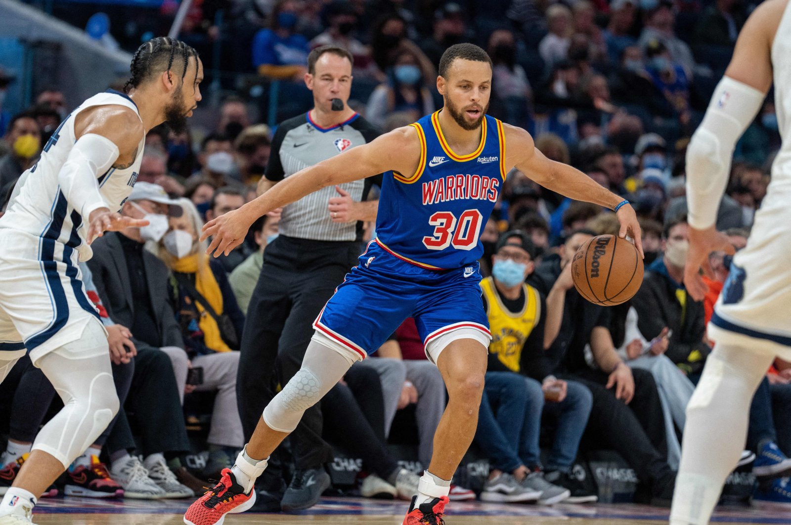 Curry menginspirasi Warriors untuk menjinakkan Grizzlies, Spurs menenggelamkan Lakers