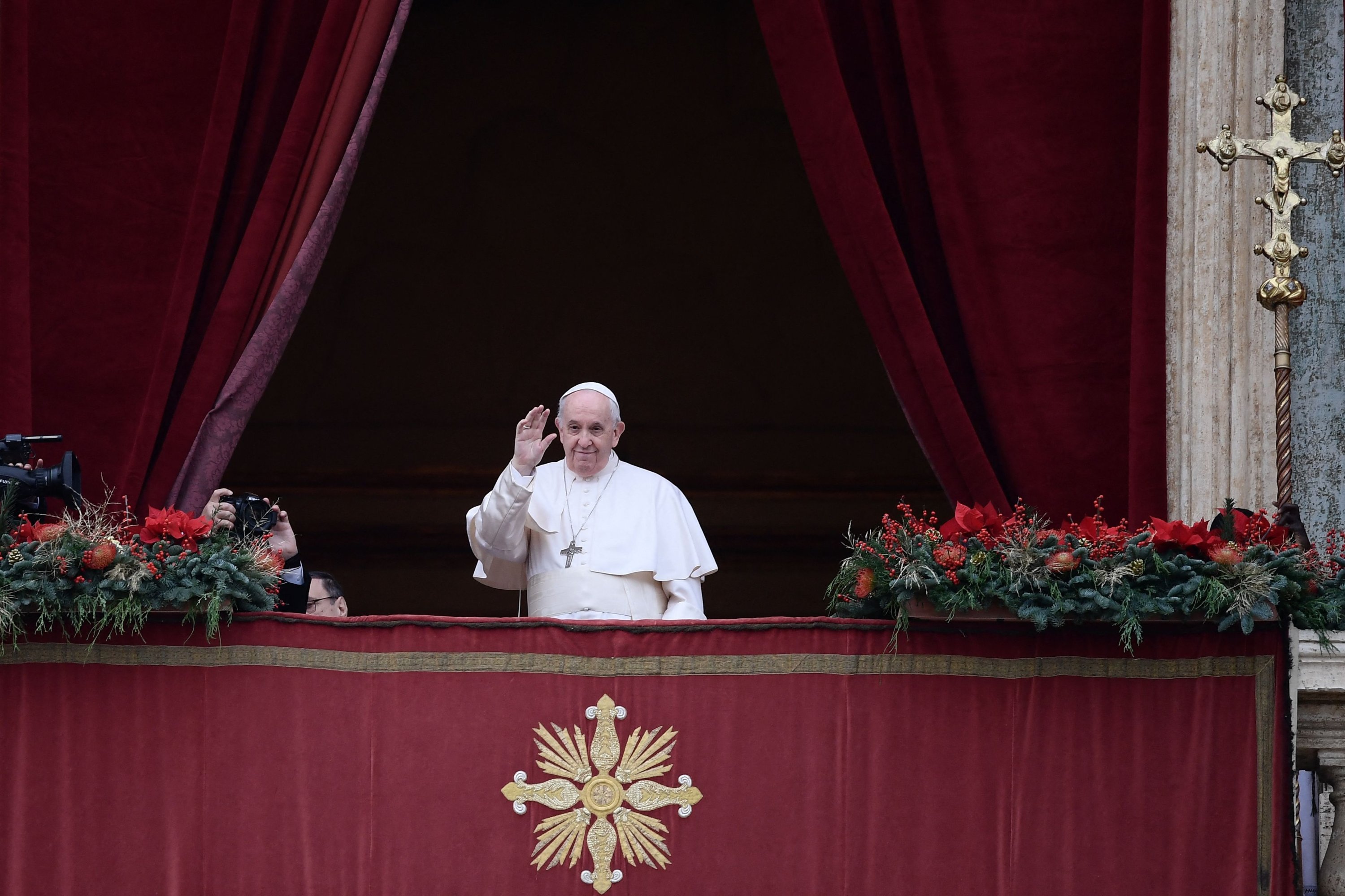 Pope Francis greets the gathered faithful during his Christmas Urbi et Orbi blessing in St. Peter's Square at The Vatican on Dec. 25, 2021. (AFP Photo)
