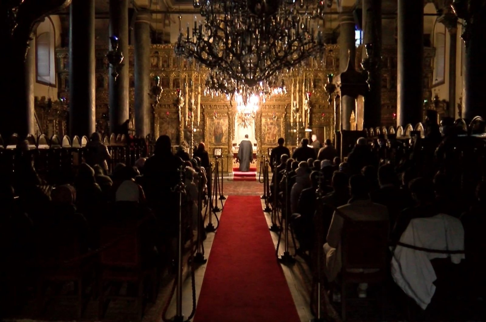 Umat ​​Kristen merayakan Natal di misa di gereja-gereja di seluruh Turki