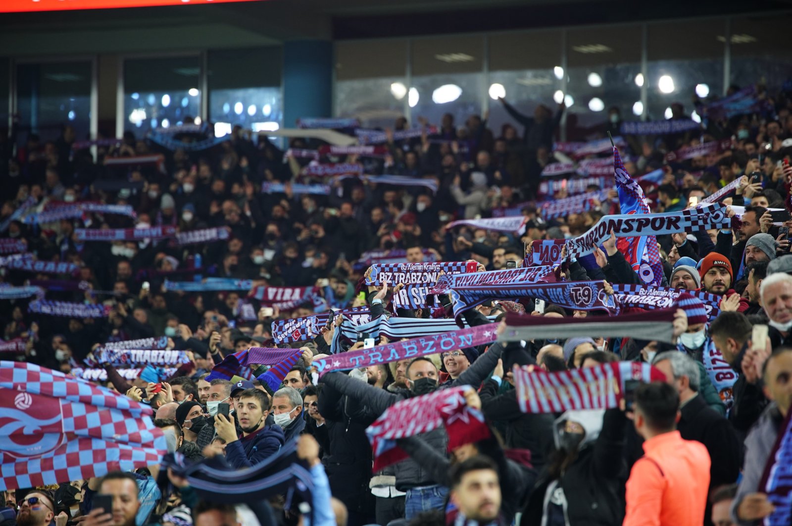 Trabzonspor menutup babak pertama dengan rekor poin meskipun Başakşehir bermain imbang