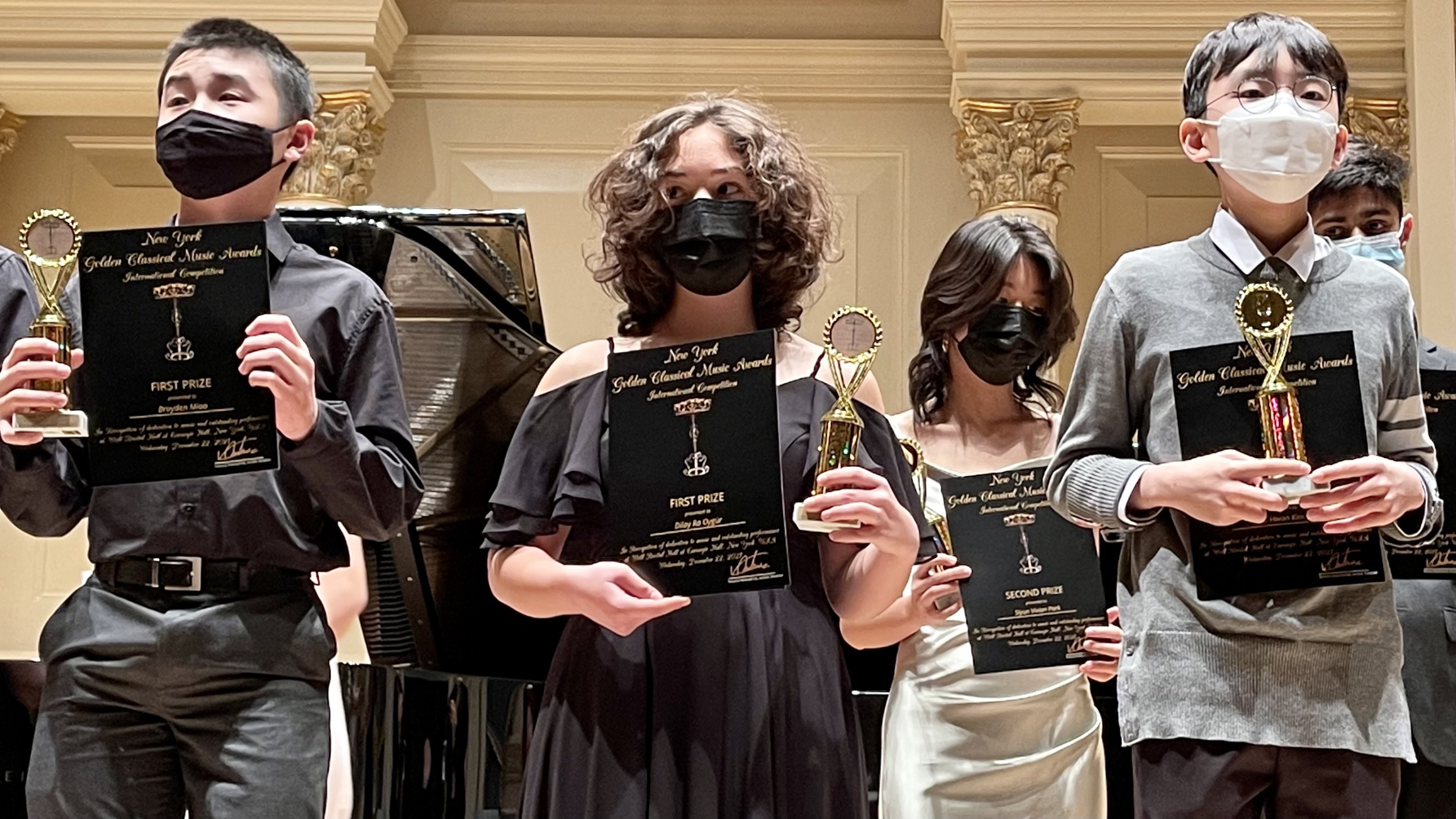 Dilay Ra Oygür receives her award at Carnegie Hall, New York, the U.S., Dec. 21, 2021. (AA)