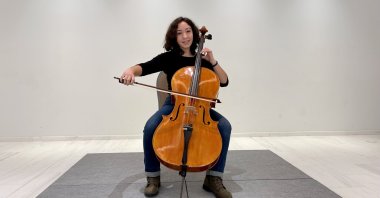 Dilay Ra Oygür poses with her cello. (AA)