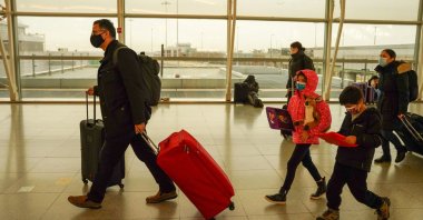 Passengers walk at the John F. Kennedy International Airport after airlines announced numerous flights were canceled due to the spread of the omicron coronavirus variant on Christmas Eve in Queens, New York City, U.S., Dec. 24, 2021. (Reuters Photo)