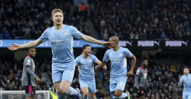 Man City&#039;s Kevin De Bruyne (L) celebrates after scoring in a Premier League game against Leicester City at the Etihad Stadium, Manchester, England, Dec. 26, 2021. (AP Photo)