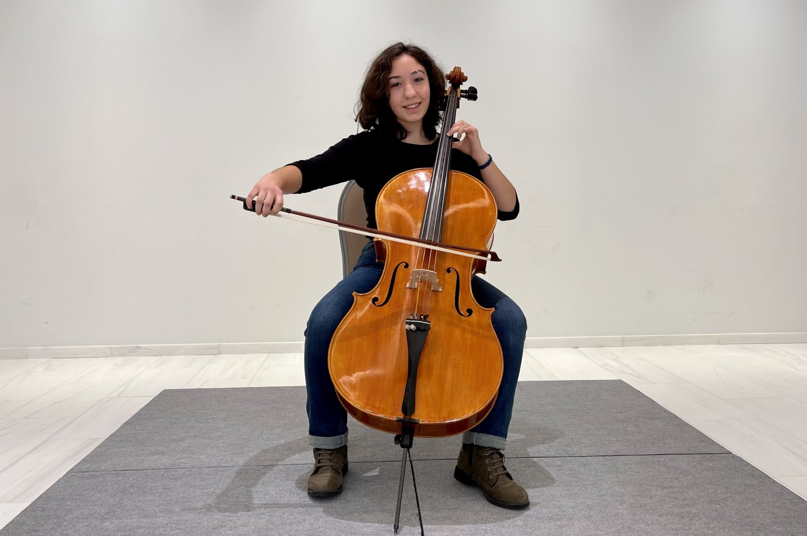 Dilay Ra Oygür poses with her cello. (AA)