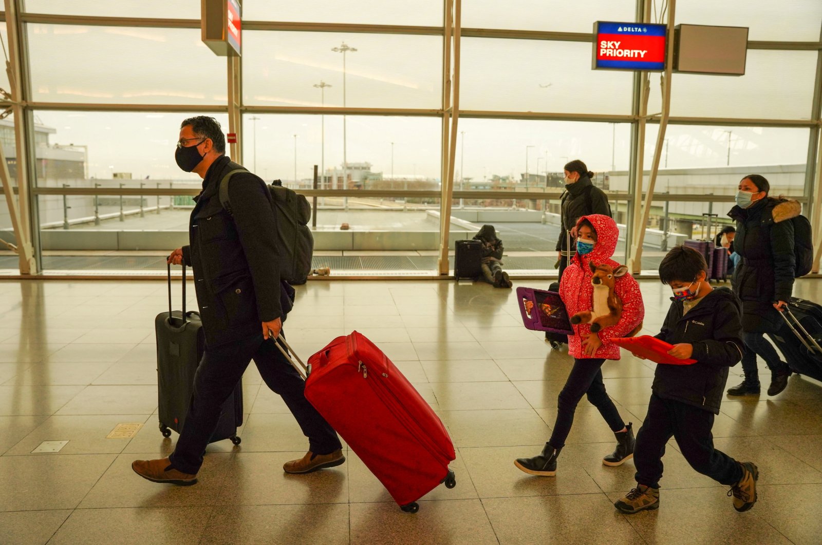 Passengers walk at the John F. Kennedy International Airport after airlines announced numerous flights were canceled due to the spread of the omicron coronavirus variant on Christmas Eve in Queens, New York City, U.S., Dec. 24, 2021. (Reuters Photo)