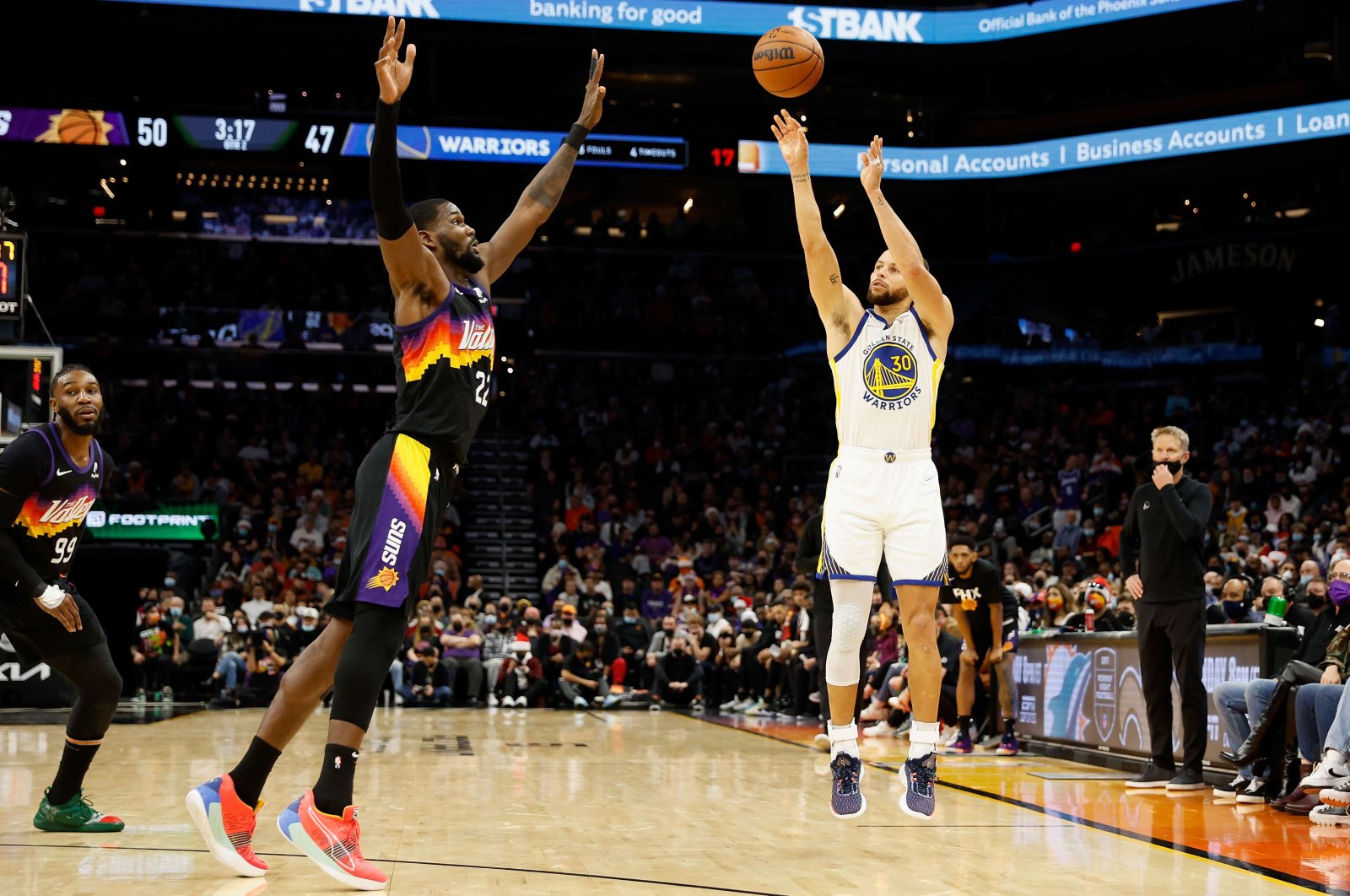 Warriors&#039; Stephen Curry (R) puts up a 3-point shot over Suns&#039; Jae Crowder during an NBA game in Arizona, U.S., Dec. 25, 2021. (AFP Photo)