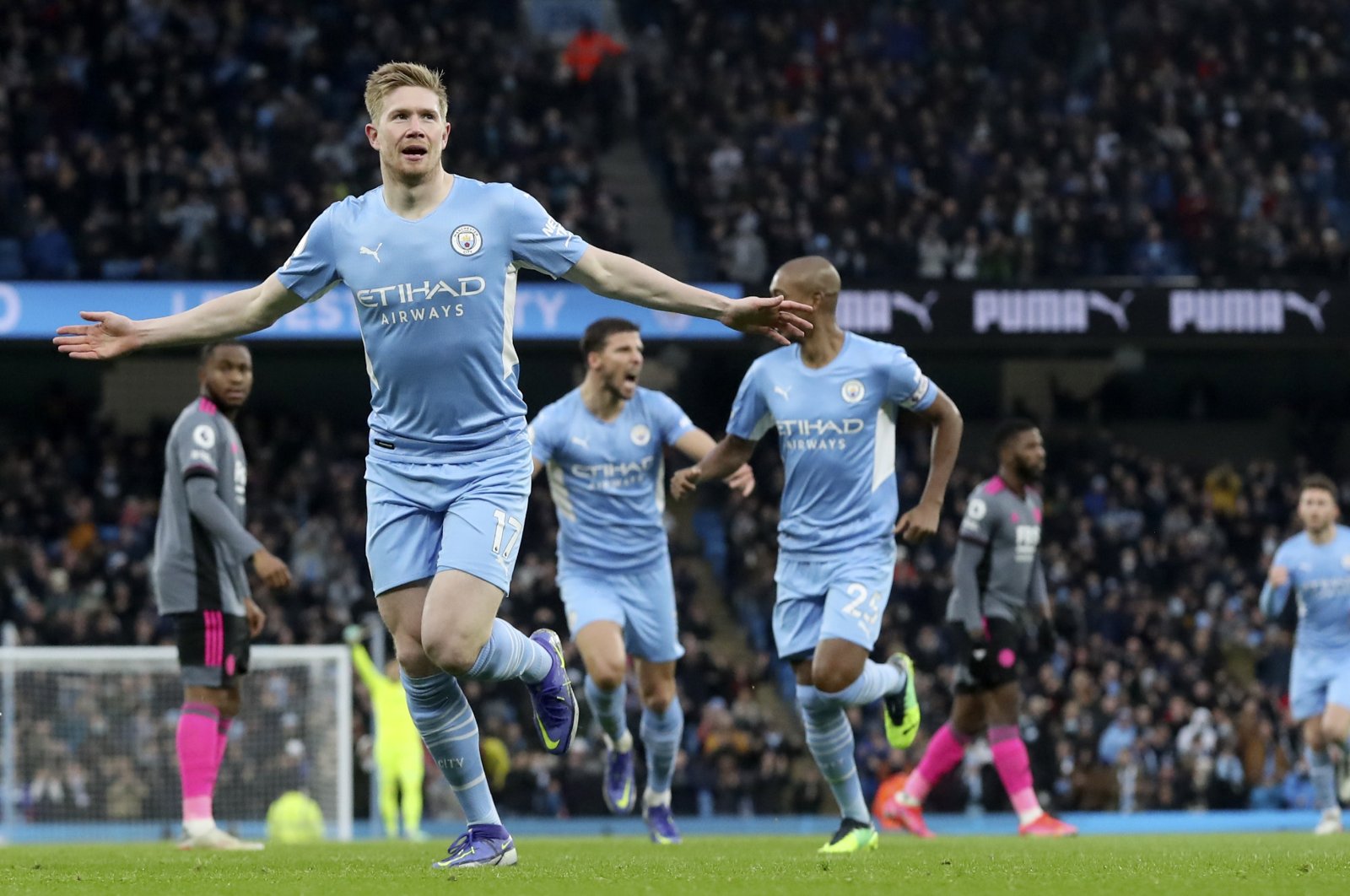Man City&#039;s Kevin De Bruyne (L) celebrates after scoring in a Premier League game against Leicester City at the Etihad Stadium, Manchester, England, Dec. 26, 2021. (AP Photo)