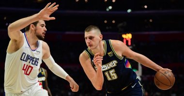Nuggets&#039; Nikola Jokic (R) moves to the basket against Clippers&#039; Ivica Zubac during an NBA game in Los Angeles, California, U.S., Dec 26, 2021. (Reuters Photo)