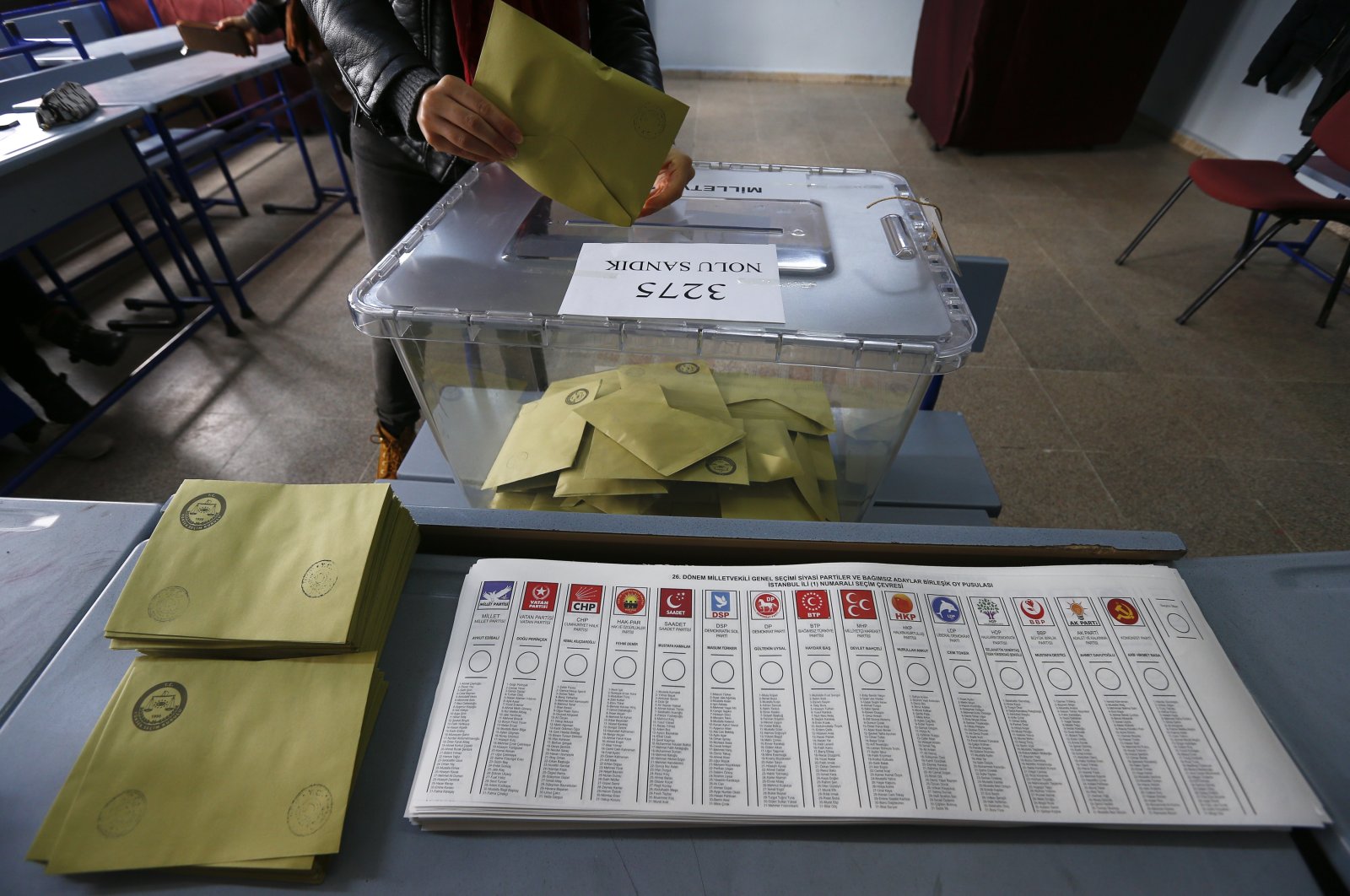 A woman casts her ballot at a polling station in Istanbul, Turkey, Nov. 1, 2015. (Reuters File Photo)