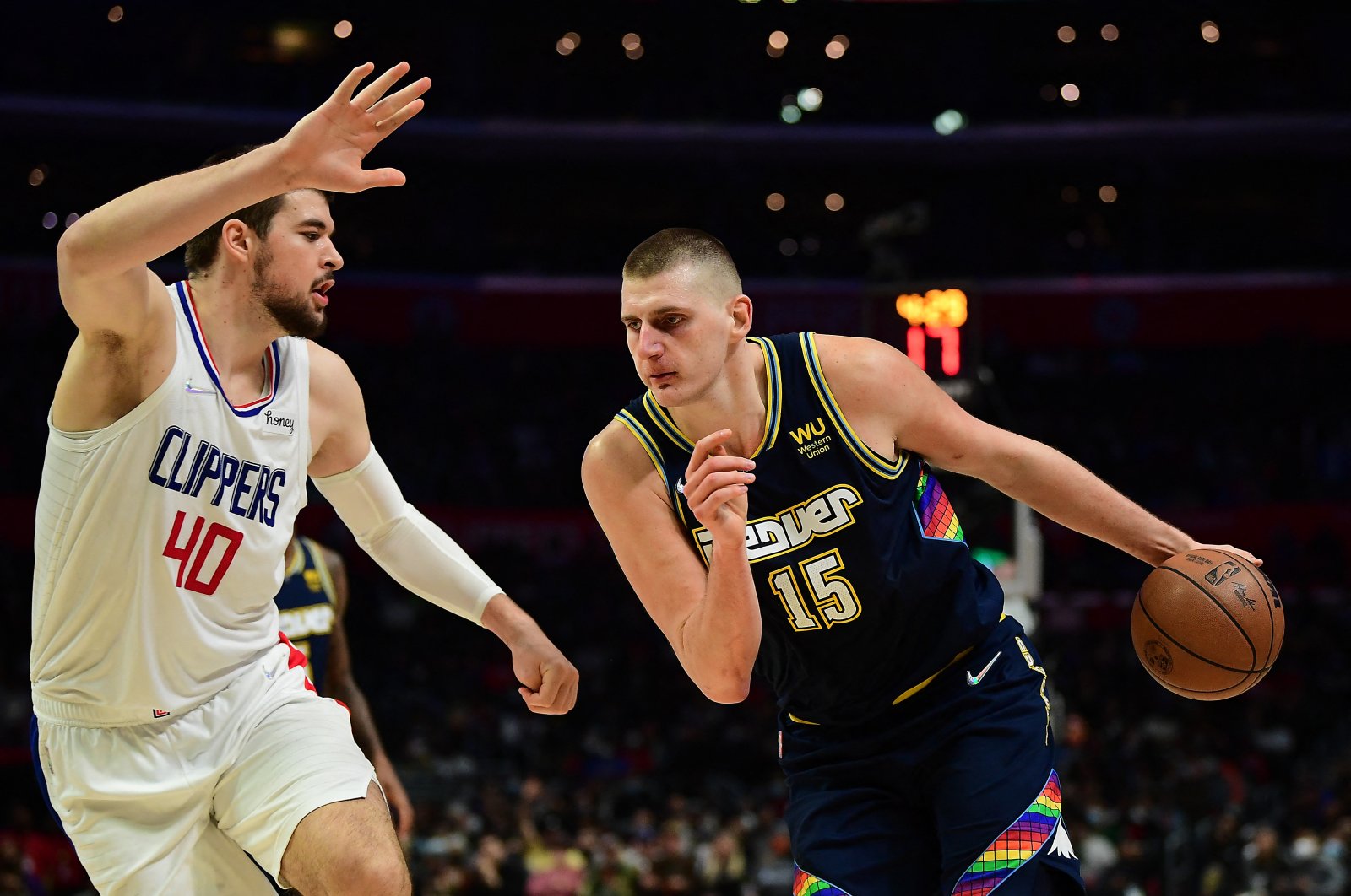 Nuggets&#039; Nikola Jokic (R) moves to the basket against Clippers&#039; Ivica Zubac during an NBA game in Los Angeles, California, U.S., Dec 26, 2021. (Reuters Photo)