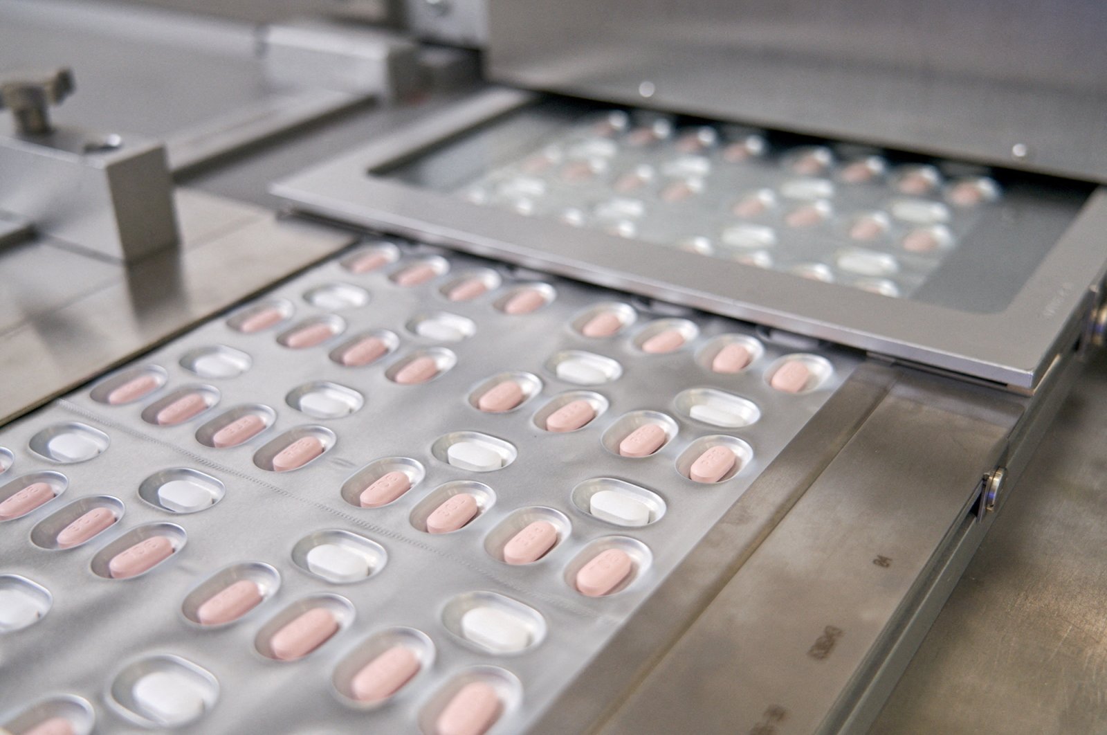 Paxlovid, Pfizer&#039;s COVID-19 pill, is seen manufactured in Ascoli, Italy, Nov. 16, 2021. (Reuters Photo)