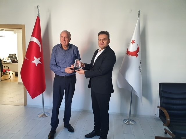 Pendiri Race of Life, George Rimmer, menerima penghargaan atas karya amalnya, Muğla, Turki, 18 Desember 2021. (Leyla Yvonne Ergil untuk Daily Sabah)