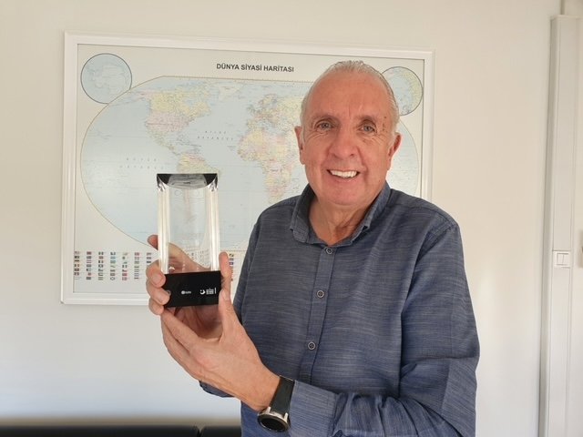 Race of Life'ın kurucusu ve Kırlangıç ​​​​Ödülü'nü alan George Reimer, hayır işi için kendisine takdim etti, Muğla, Türkiye, 18 Aralık 2021.