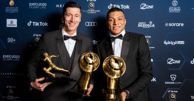 Bayern's Robert Lewandowski (L) and PSG's Kylian Mbappe pose with their trophies at the Dubai Globe Soccer Awards, Dubai, UAE, Dec. 27, 2021. (AFP Photo)