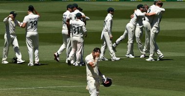 England's Jimmy Anderson (C) leaves the field after being dismissed on Day 3 of the 3rd Ashes Test between Australia and England, Melbourne, Australia, Dec. 28, 2021. (EPA Photo)