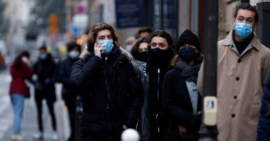 People queue for COVID-19 tests ahead of Christmas, in Paris, France, Dec. 23, 2021. (Reuters Photo)