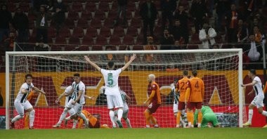 Denizlispor players, in white and green jerseys, celebrate while Galatasaray players look dejected after the Ziraat Turkish Cup match in Istanbul, Turkey, Dec. 28, 2021. (DHA Photo)