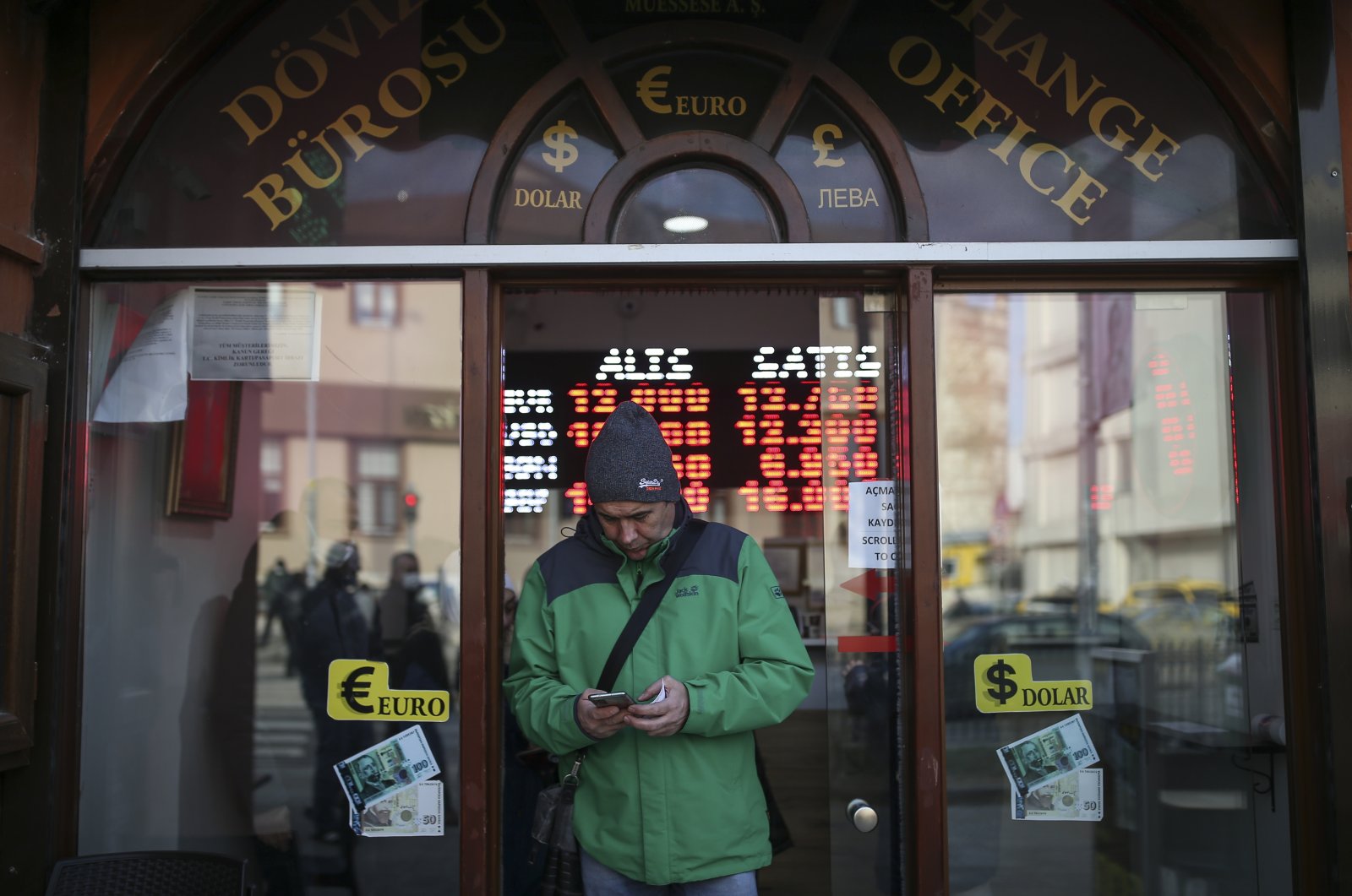 A Bulgarian tourist sells Bulgarian leva and buys Turkish lira at an exchange office in Edirne, near the Bulgaria border, Turkey, Dec. 24, 2021. (AP Photo)